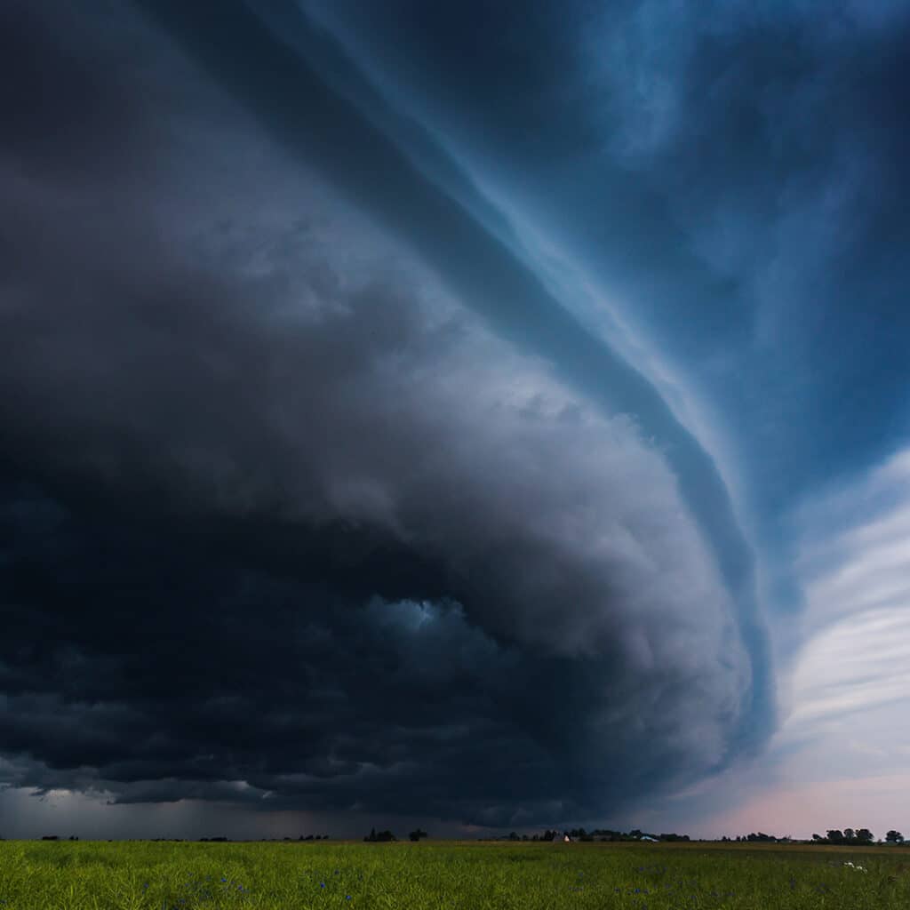 Gigantic shelf cloud of aproaching storm
